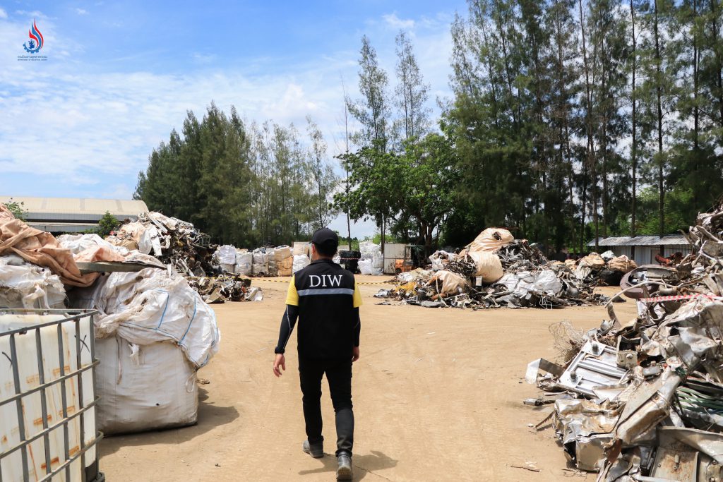 กรมโรงงานฯ ตรวจสุดซอย บุกทลายนิคมศูนย์เหรียญ ซุกกากพิษ 8,000 ตัน! เจ้าของที่ดินถูกหางเลข “ครอบครองวัตถุอันตรายโดยไม่ได้รับอนุญาต”