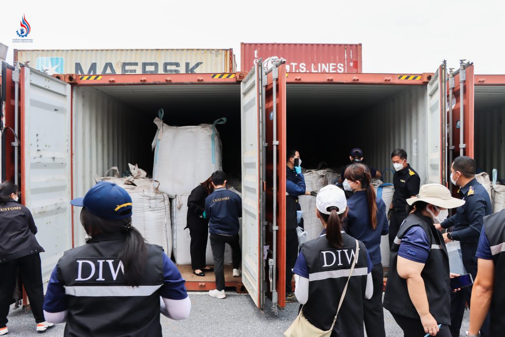 ทีมสุดซอยและกรมโรงงานฯ ได้ข้อมูลสำคัญจากเอกสารรายการขนส่งสินค้า (Cargo Tracking List) ว่าจะมีการนำฝุ่นแดงเข้ามาในราชอาณาจักรผ่านท่าเรือกรุงเทพ จึงประสานด่วนที่สุดไปยังกรมศุลการกรเพื่อเฝ้าระวังการนำเข้าสินค้าอย่างเข้มงวด
