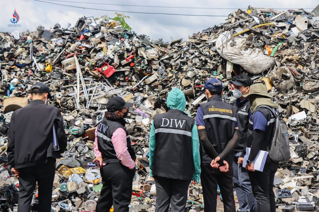 เจ้าหน้าที่จึงยึดอายัดวัสดุสิ่งของที่เกี่ยวข้องทั้งหมด พร้อมแจ้งความดำเนินคดี