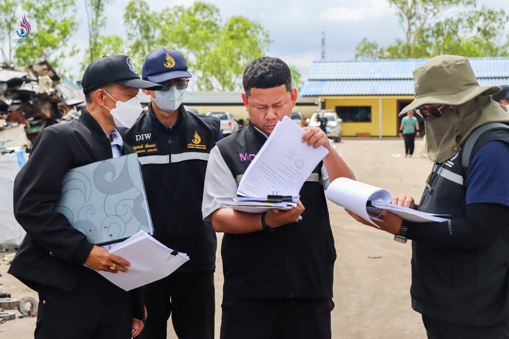 นายสุรศักดิ์ จันทร์ชุม อุตสาหกรรมจังหวัดฉะเชิงเทรา (ด้านซ้ายของภาพ) จะเสนอปลัดกระทรวงอุตสาหกรรมออกคำสั่งให้บริษัทฯ หยุดกิจการทั้งหมด