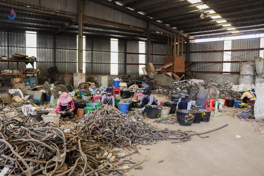 ตรวจพบเศษชิ้นส่วนเข้าข่ายเป็นวัตถุอันตราย อาทิ เศษเซลล์แบตเตอรี่ที่เป็นแผ่นทองแดงแกรไฟต์และเศษอุปกรณ์อิเล็กทรอนิกส์ ซึ่งไม่ตรงตามเงื่อนไขอนุญาตประกอบกิจการโรงงาน