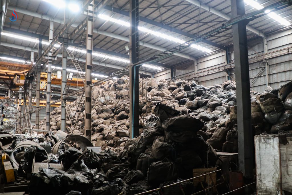 ตรวจพบ “ฝุ่นแดง” กองเก็บไว้ภายในบริเวณโรงงานจำนวนมากถึง 56,000 ตัน ซึ่งเกินปริมาณที่เคยได้แจ้งไว้ในระบบไปหลายเท่า