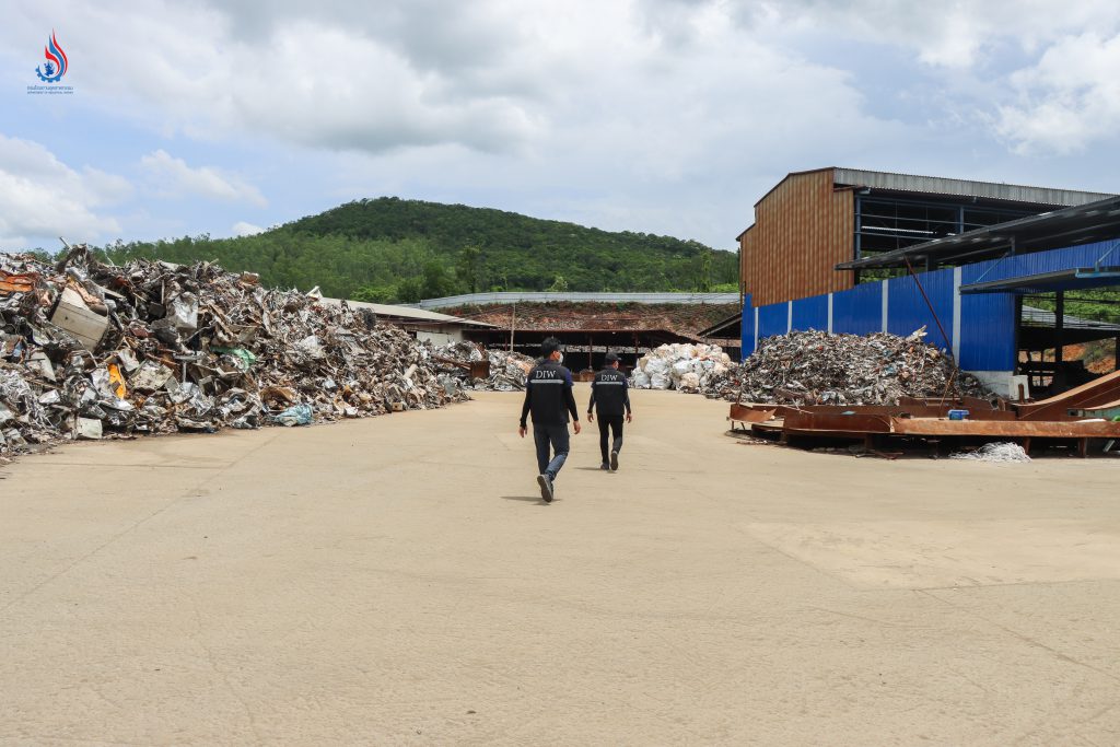 บริษัท หย่งถัง ไทย จำกัด มีชาวจีนเป็นกรรมการบริษัทฯ ได้รับใบอนุญาตประกอบกิจการโรงงานรีไซเคิล ในตำบลหัวสำโรง อำเภอแปลงยาว จังหวัดฉะเชิงเทรา