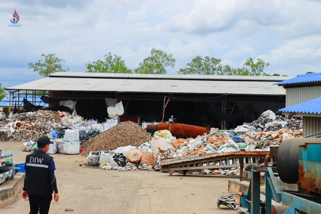 หลังจากที่สหรัฐอเมริกาประกาศมาตรการภาษี มีนักลงทุนชาวจีนทะลักเข้ามาในประเทศไทยเพื่อประกอบธุรกิจรีไซเคิลศูนย์เหรียญที่ผิดกฎหมายจำนวนมาก ทำให้เจ้าหน้าที่ไม่สามารถตรวจติดตามและกำกับดูแลโรงงานรีไซเคิลได้อย่างทั่วถึง