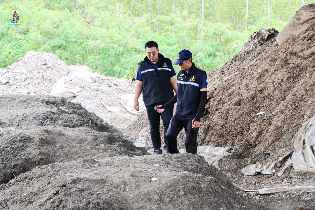 กองดินปนเปื้อนเศษพลาสติกที่แจกจ่ายให้ประชาชน
