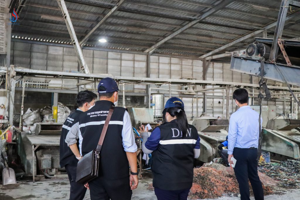 อธิบดีกรมโรงงานอุตสาหกรรม มุ่งมั่นกำกับดูแลการประกอบกิจการโรงงานอย่างเข้มงวดไร้ข้อยกเว้น สั่งการเจ้าหน้าที่ลงพื้นที่ตรวจสอบโรงงาน 2 แห่งในจังหวัดชลบุรี หลังได้รับเบาะแสเกี่ยวกับโรงงานเข้าข่ายกระทำผิดกฎหมาย