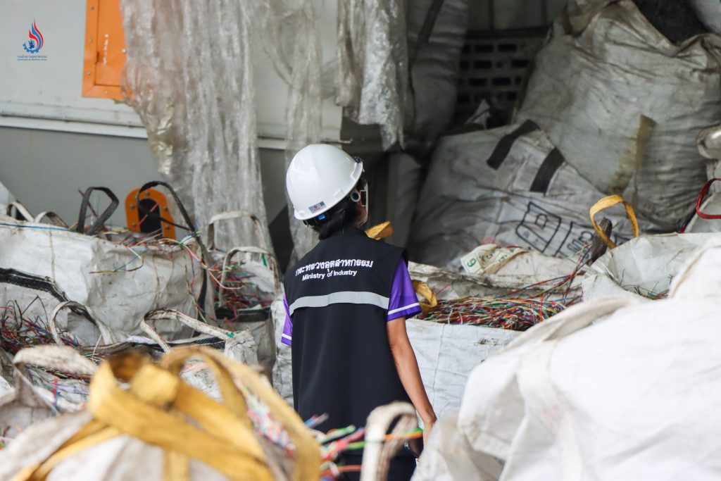 ตรวจพบการนำเศษสายไฟ เศษโลหะ มาเป็นวัตถุดิบในการประกอบกิจการโรงงานรีไซเคิลของ บริษัท ฟู่ฉี รีไซคลิ่ง เทคโนโลยี จำกัด ในตำบลธาตุทอง อำเภอบ่อทอง จังหวัดชลบุรี โดยไม่สามารถชี้แจงแหล่งที่มาของวัตถุดิบได้อย่างชัดเจน