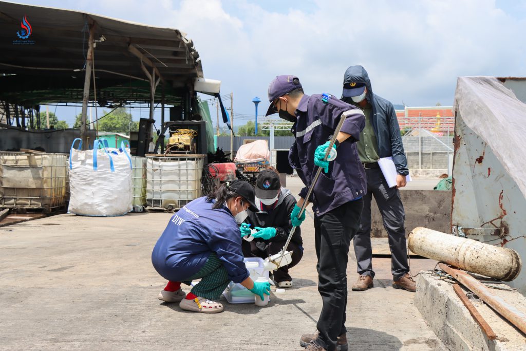 ศูนย์วิจัยและเตือนภัยมลพิษโรงงานภาคตะวันออกจึงเก็บตัวอย่างของเหลวบริเวณบ่อดินด้านท้ายโรงงานและภายในบ่อซีเมนต์ที่รองรับจากเครื่องร่อนแยกโดยใช้น้ำ รวมจำนวน 2 ตัวอย่าง ในพื้นที่ ฟู่ฉี รีไซคลิ่งฯ