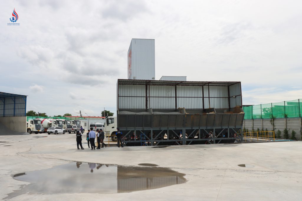 ประชาชนในพื้นที่ร้องเรียนว่าถูกโรงงานปูนซีเมนต์ข่มขู่ฟ้องร้องประชาชนที่คัดค้านการประกอบกิจการ ในตำบลหนองกะขะ อำเภอพานทอง จังหวัดชลบุรี