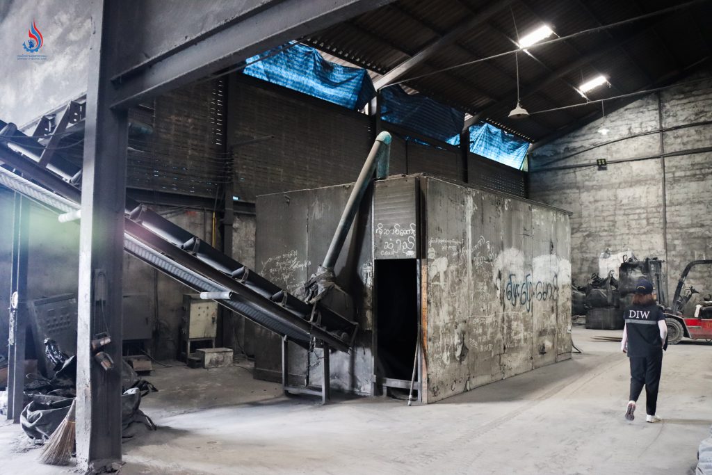 ขณะตรวจสอบมีร่องรอยการประกอบกิจการ โดยพบวัตถุดิบตกค้างอยู่ในเครื่องจักรที่หยุดทำงาน