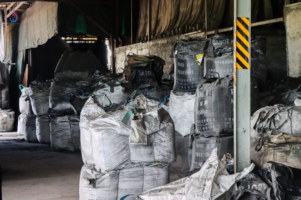 ตรวจพบเศษผงฝุ่นอลูมิเนียมดรอสในถุงบิ๊กแบ็ก (big bag) และเศษตะกรันอลูมิเนียมจากการหลอม จัดเป็นวัตถุอันตรายชนิดที่ 3 กองเก็บอยู่ภายในอาคาร รวมปริมาณกว่า 931 ตัน