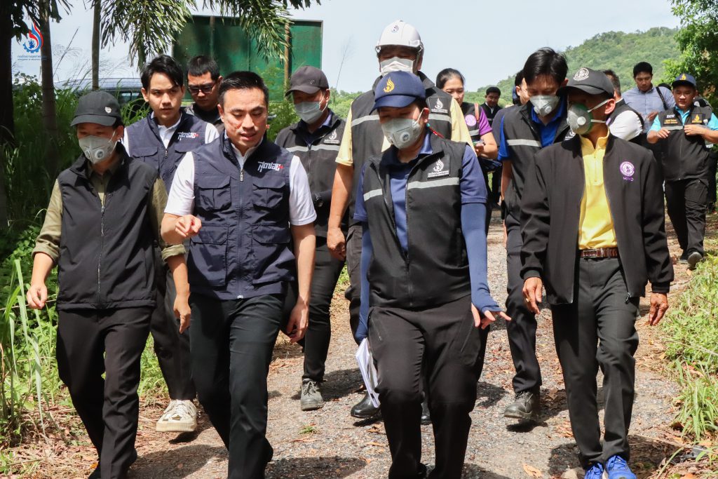 นายเอกนัฏ พร้อมพันธุ์ รัฐมนตรีว่าการกระทรวงอุตสาหกรรม นำทีมลงพื้นที่ตรวจสอบนที่ลักลอบทิ้งกากอุตสาหกรรมใน จ.ฉะเชิงเทรา