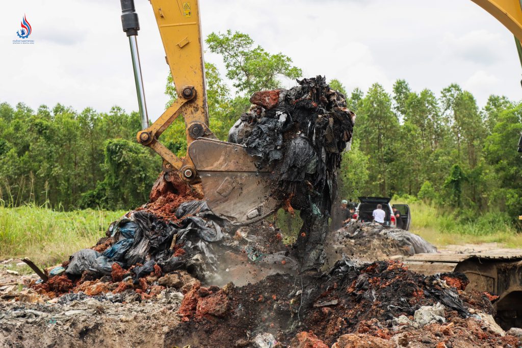 พบของเหลวสีดำและถุงบิ๊กแบ็คบรรจุขยะกากอุตสาหกรรม ส่งกลิ่นเหม็นรุนแรง