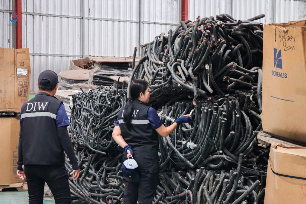 อธิบดีกรมโรงงานอุตสาหกรรม มอบหมายให้ นางสาวนวพร สงวนหมู่ ผู้อำนวยการกองบริหารจัดการกากอุตสาหกรรม ลงพื้นที่ตรวจสอบการประกอบกิจการโรงงานรีไซเคิลของ บริษัท เจิ้นซิง เมทัล จำกัด ในตำบลเขาหินซ้อน อำเภอพนมสารคาม จังหวัดฉะเชิงเทรา