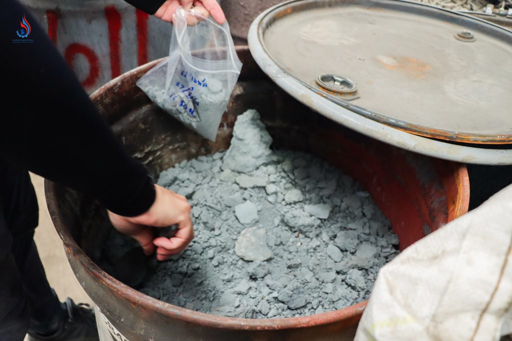 เก็บตัวอย่างเศษตะกรันโลหะไม่ทราบชนิดในอาคารโรงงาน จำนวน 1 ตัวอย่าง