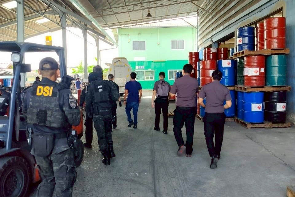 กรมโรงงานฯ ร่วมทีมแถลงผลการตรวจค้นสถานประกอบการ 5 จุด ยึด/อายัดวัตถุอันตราย กว่า 1,800,000 ลิตร