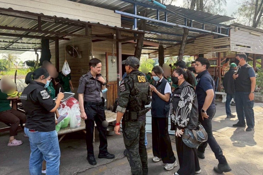 กรมโรงงานฯ ร่วมทีมแถลงผลการตรวจค้นสถานประกอบการ 5 จุด ยึด/อายัดวัตถุอันตราย กว่า 1,800,000 ลิตร