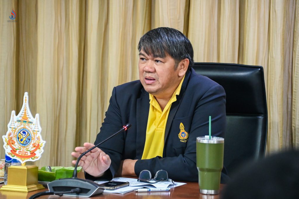 นายสุนทร แก้วสว่าง รองอธิบดีกรมโรงงานอุตสาหกรรม เป็นประธานการประชุม