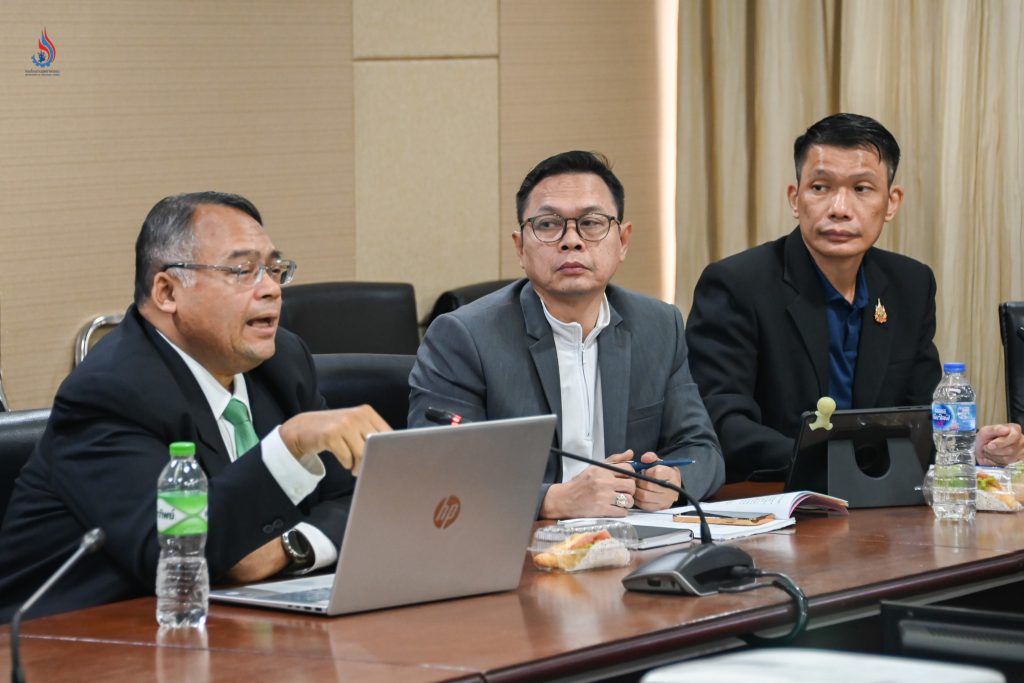 ที่ประชุมได้ร่วมพิจารณารายละเอียดการจัดทำและปรับปรุงคู่มือสำหรับประชาชนในการดำเนินงานด้านการแจ้งและการอนุญาตโรงงาน