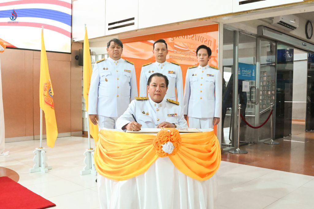 นายพรยศ กลั่นกรอง อธิบดีกรมโรงงานอุตสาหกรรม พร้อมกับ นายสุนทร แก้วสว่าง นายธีรทัศน์ อิศรางกูร ณ อยุธยา และนายปณตสรรค์ สูจยานนท์ รองอธิบดีกรมโรงงานอุตสาหกรรม