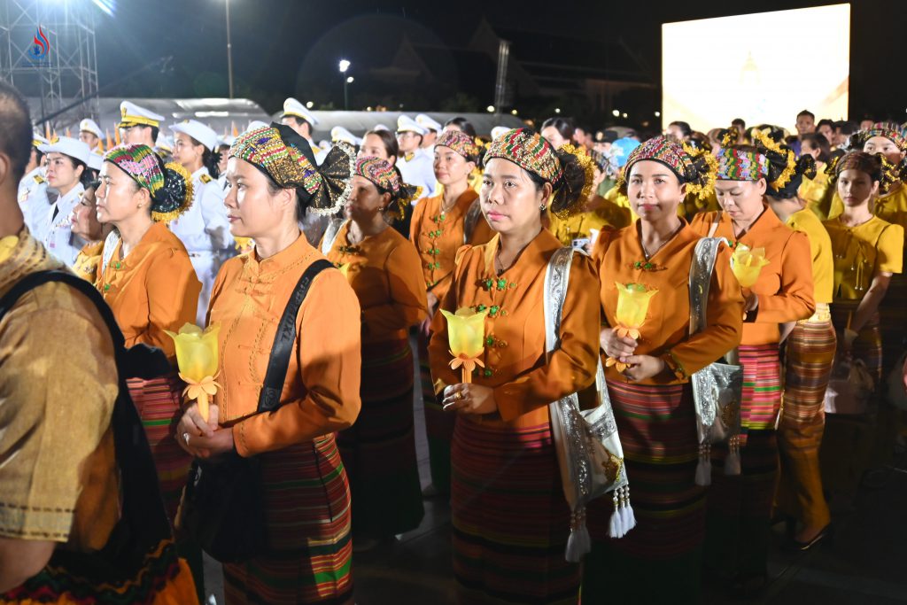 ประชาชน ร่วมพิธีจุดเทียนถวายพระพรชัยมงคล เนื่องในโอกาสพระราชพิธีมหามงคลเฉลิมพระชนมพรรษาพระบาทสมเด็จพระเจ้าอยู่หัว 28 กรกฎาคม 2568