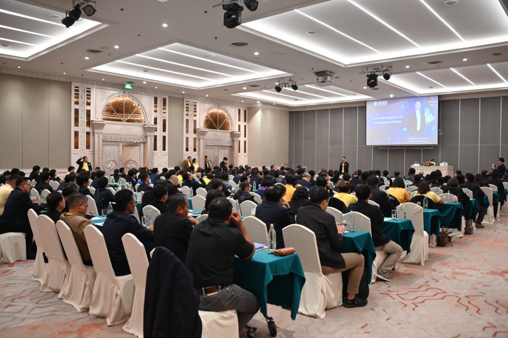 รองอธิบดีฯ ธีรทัศน์ เป็นวิทยากรให้ความรู้ ด้านการอนุญาตและกำกับดูแลโรงงาน เน้นหลักวิชาการและมาตรฐานสากล