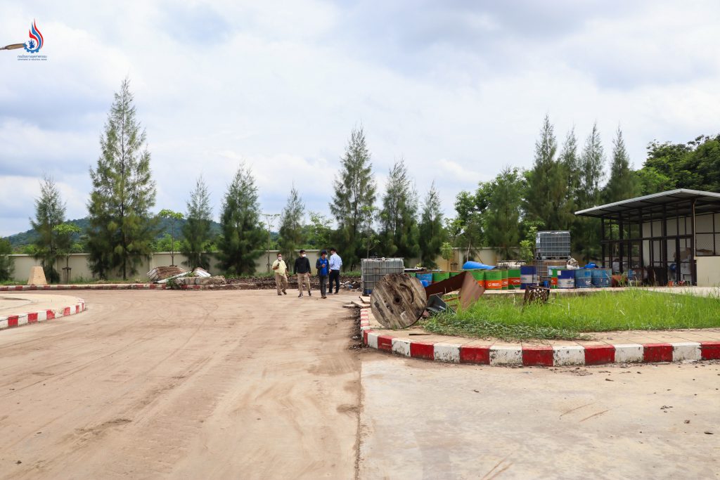 พบดินปนเปื้อนเศษพลาสติกถมไว้บริเวณด้านหลังอาคารโรงงานใกล้จุดเก็บน้ำมันเครื่องใช้แล้ว
