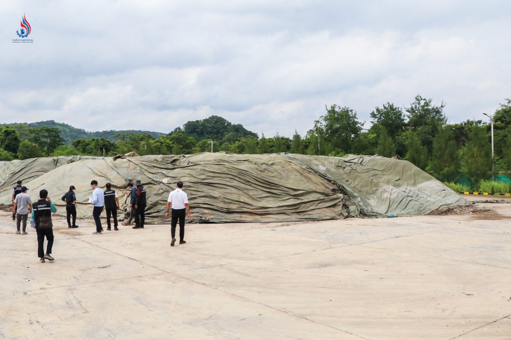 การกองวัสดุไม่ใช้แล้วกลางแจ้ง เป็นสาเหตุก่อให้เกิดกลิ่นเหม็นสร้างความเดือดร้อนให้กับประชาชนในพื้นที่ข้างเคียง