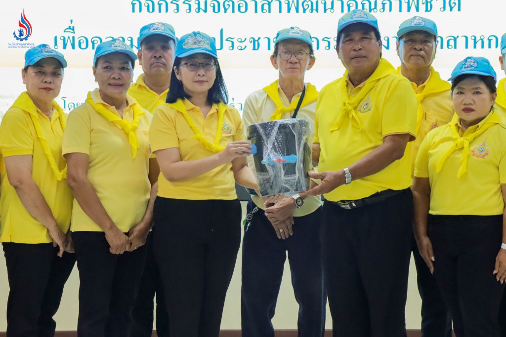 มอบถังดักไขมันให้กับชุมชนเพื่อติดตั้งในครัวเรือน