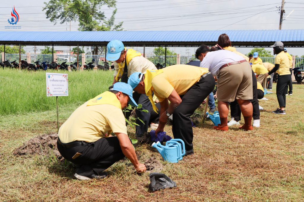 คณะจิตอาสาร่วมปลูกต้นไม้ประจำถิ่น
