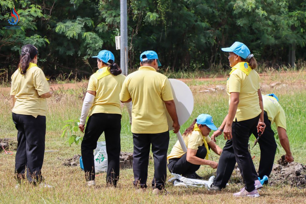 คณะจิตอาสาร่วมปลูกต้นไม้ประจำถิ่น