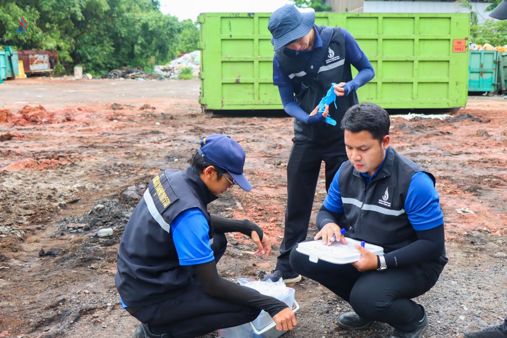 เก็บตัวอย่างดินปนเปื้อน กากของเสีย และน้ำมันเครื่องใช้แล้ว