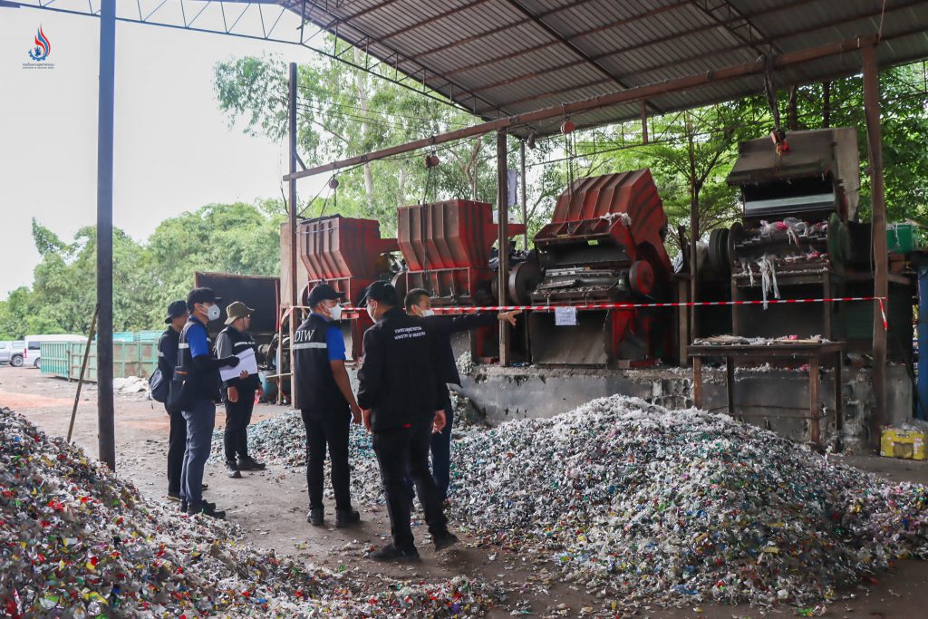 เจ้าหน้าที่ได้ยึดอายัดเครื่องจักร วัตถุดิบ ผลิตภัณฑ์ และกากของเสียทั้งหมด