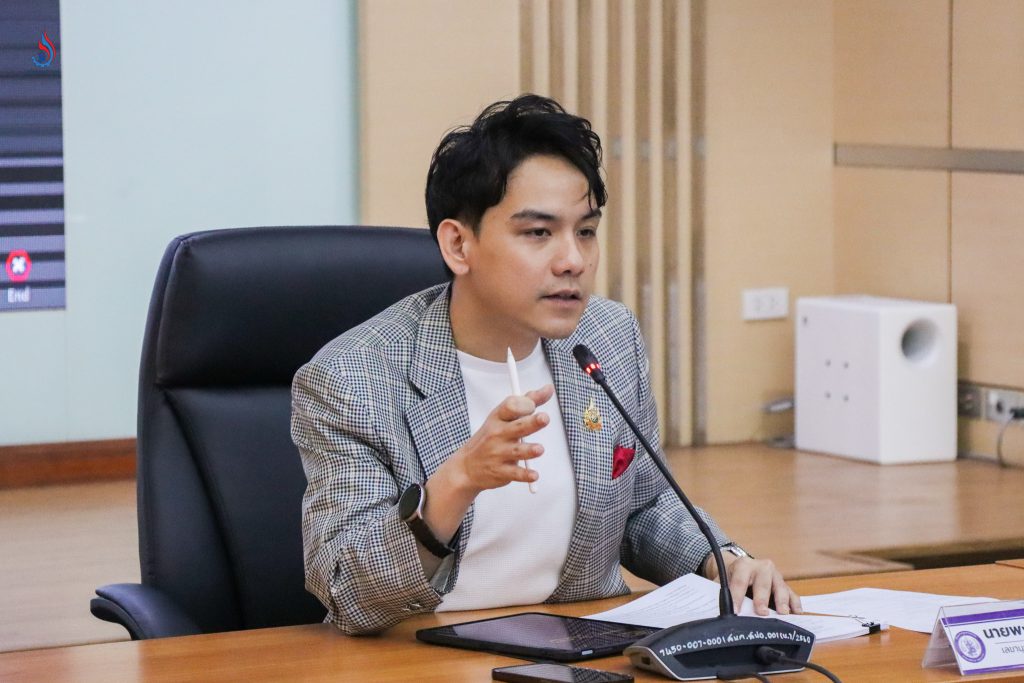 นายพงศ์พล ยอดเมืองเจริญ เลขานุการรัฐมนตรีว่าการกระทรวงอุตสาหกรรมและโฆษกกระทรวงอุตสาหกรรม ในฐานะประธานคณะกรรมการฯ เป็นประธานการประชุม