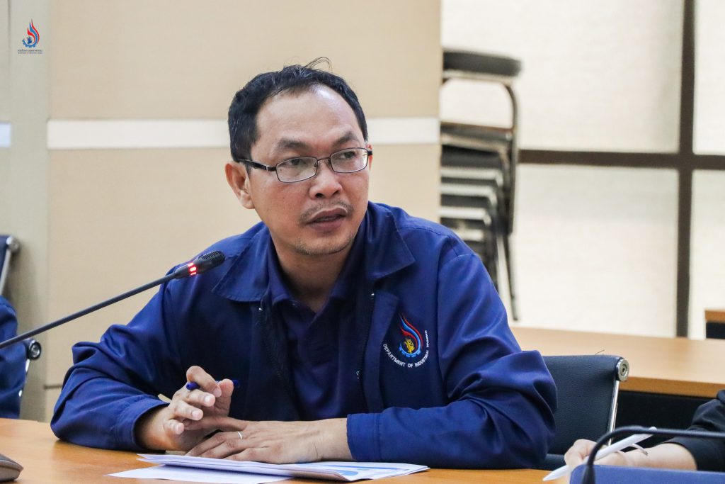 เจ้าหน้าที่กองวิจัยและเตือนภัยมลพิษโรงงาน รายงานสถานการณ์การเฝ้าระวังและเตือนภัยมลพิษระยะไกล ที่รายงานผลจากโรงงานมายังกรมโรงงานอุตสาหกรรมแบบทันที (Real time) ตลอด 24 ชั่วโมง