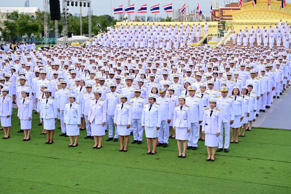ผู้บริหารกรมโรงงานอุตสาหกรรม พร้อมด้วย ประธานศาลฎีกา ประธานวุฒิสภา ประธานองค์กรอิสระ คณะรัฐมนตรี เลขาธิการนายกรัฐมนตรี ข้าราชการการเมือง ข้าราชการระดับสูงของทุกส่วนราชการ พลเรือน ทหาร ตำรวจ มหาวิทยาลัยของรัฐ รัฐวิสาหกิจ และประชาชน เข้าร่วมพิธีอย่างพร้อมเพรียงกัน ณ ท้องสนามหลวง