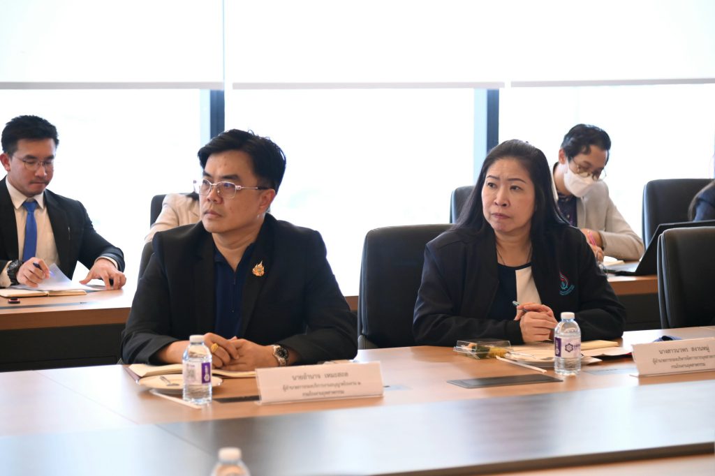 นายอำนาจ เหมะสถล ผู้อำนวยการกองบริการงานอนุญาตโรงงาน 2 และนางสาวนวพร สงวนหมู่ ผู้อำนวยการกองบริหารจัดการกากอุตสาหกรรม