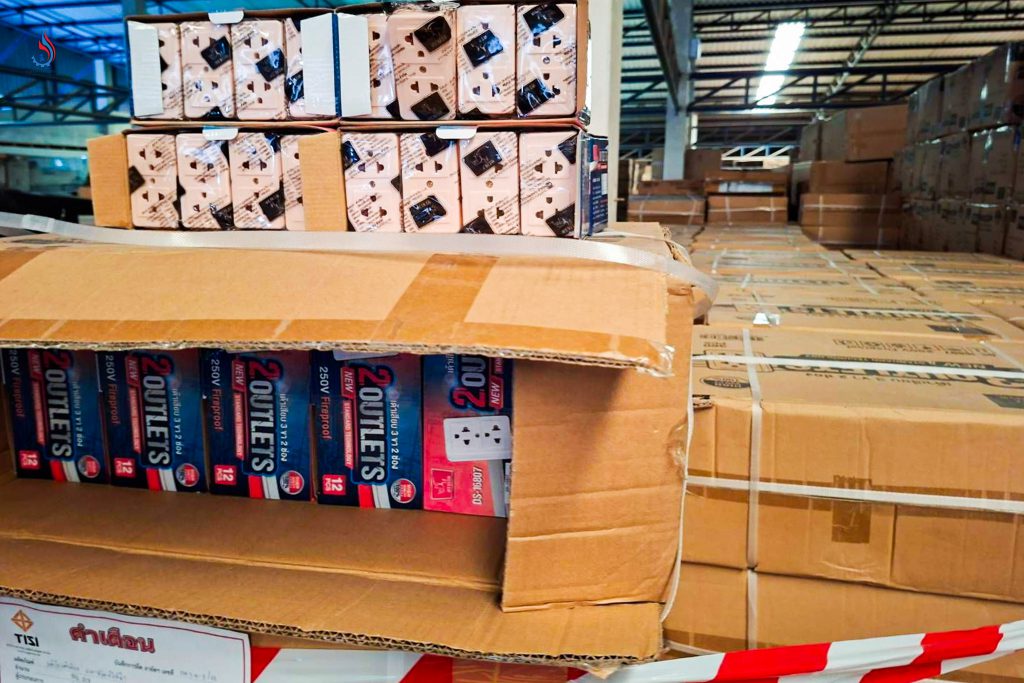 ผลิตภัณฑ์อุปกรณ์ไฟฟ้าที่ตรวจพบ อาทิ เต้ารับ เต้าเสียบ รางปลั๊กไฟ และสวิตช์ไฟ เป็นสินค้าที่ไม่มีเครื่องหมายมาตรฐานผลิตภัณฑ์อุตสาหกรรม (มอก.) และสวมเครื่องหมาย มอก. จำนวนกว่า 600,000 ชิ้น