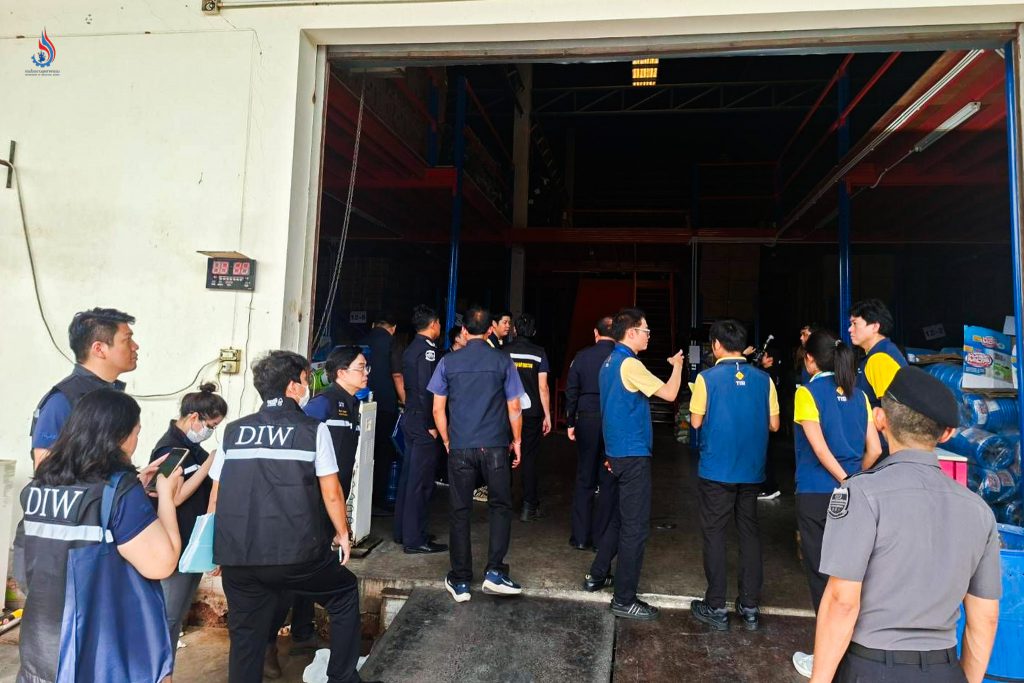 ลงพื้นที่ตรวจสอบโรงงานผลิตเฟอร์นิเจอร์แห่งหนึ่ง ตั้งอยู่ในซอยเทียนทะเล 25 แขวงท่าข้าม เขตบางขุนเทียน กรุงเทพฯ