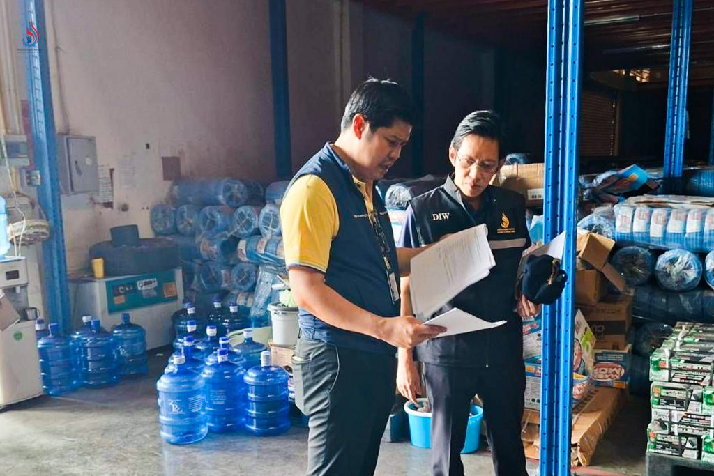 นายปณตสรรค์ สูจยานนท์ รองอธิบดีกรมโรงงานอุตสาหกรรม และเจ้าหน้าที่สำนักงานมาตรฐานผลิตภัณฑ์อุตสาหกรรม