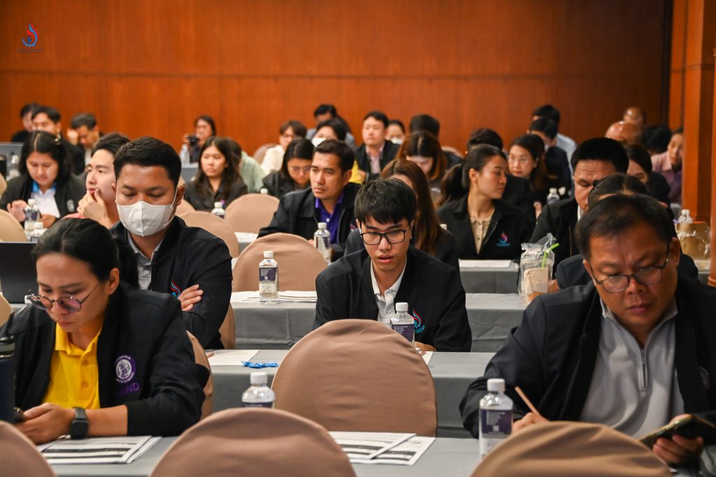 เจ้าหน้าที่ที่เกี่ยวข้องจากกรมโรงงานอุตสาหกรรม สำนักงานปลัดกระทรวงอุตสาหกรรม สำนักงานอุตสาหกรรมจังหวัด และการนิคมอุตสาหกรรมแห่งประเทศไทย รวมกว่า 100 คน เข้าร่วมประชุมรับฟังความคิดเห็น ณ ห้องมิ่งเมือง ชั้น 4 โรงแรมเดอะทวิน ทาวเวอร์ กรุงเทพฯ