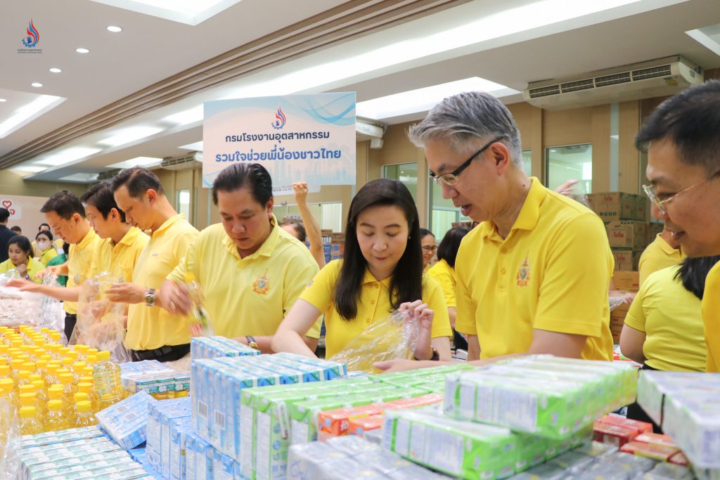 อธิบดีฯ พรยศ นำทีมกรมโรงงานฯ ระดมกำลังบรรจุถุงยังชีพ 1,700 ถุง ถึงทหาร-ประชาชนชายแดนและผู้ประสบภัยน้ำท่วม