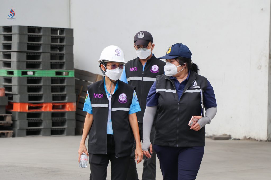 (เสื้อสีฟ้า) นางสาวศิริลักษณ์ วิศวรุ่งโรจน์ อุตสาหกรรมจังหวัดชลบุรี 