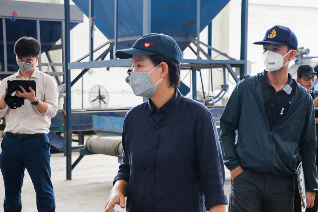 เจ้าหน้าที่กรมโรงงานฯ ร่วมทีมสุดซอย นำโดย นางสาวฐิติภัสร์ โชติเดชาชัยนันต์ หัวหน้าคณะทำงานรัฐมนตรีว่าการกระทรวงอุตสาหกรรม ลงพื้นที่จังหวัดชลบุรี