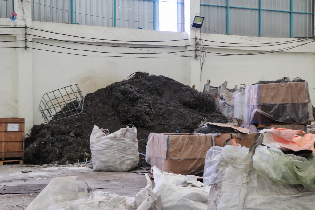 เจ้าหน้าที่ศูนย์วิจัยและเตือนภัยมลพิษโรงงานภาคตะวันออก จึงเก็บตัวอย่างวัสดุที่ไม่ใช้แล้วเพื่อนำไปตรวจวิเคราะห์