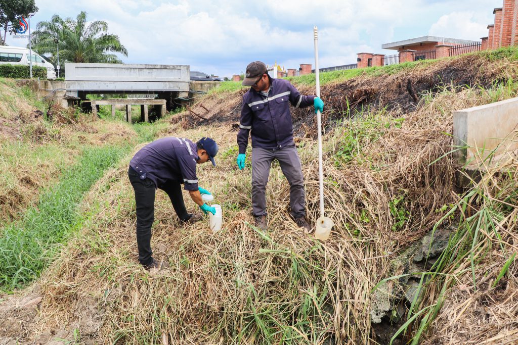 เก็บตัวอย่างน้ำภายในโรงงาน จำนวน 2 ตัวอย่าง และตัวอย่างน้ำและดินภายนอกโรงงาน รวมจำนวน 3 ตัวอย่าง เพื่อนำไปตรวจวิเคราะห์และเปรียบเทียบค่า 