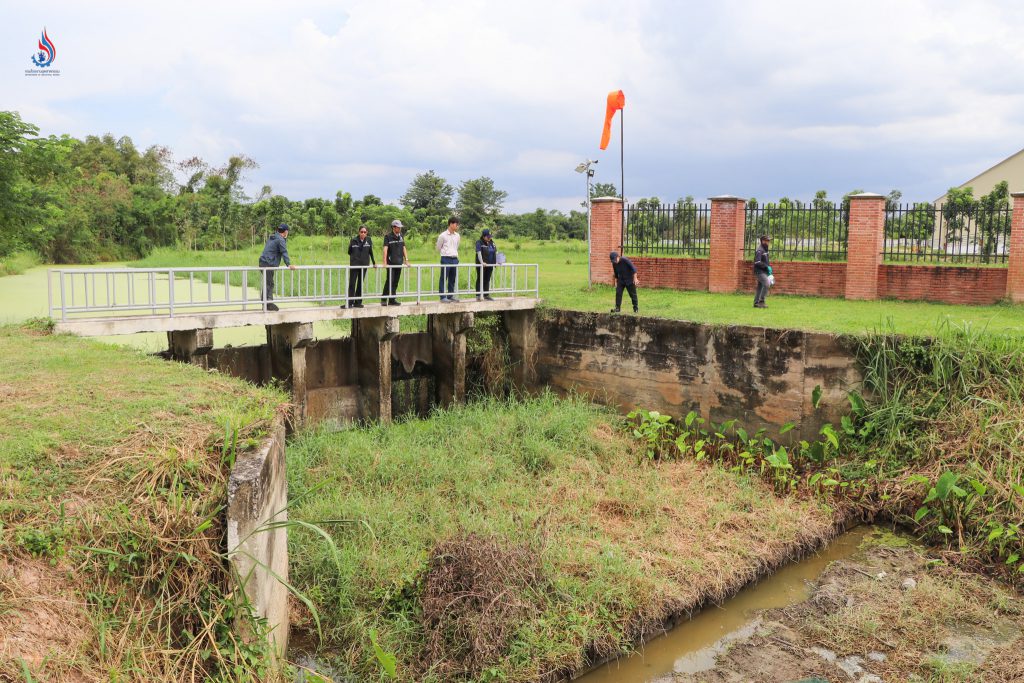 จุดที่สอง เจ้าหน้าที่ได้ลงพื้นที่ติดตามข้อเท็จจริงกรณีเหตุร้องเรียนจากประชาชนว่ามีการระบายน้ำเสียจากโรงงาน บริษัท เบ็นเทคเคมีคัล จำกัด