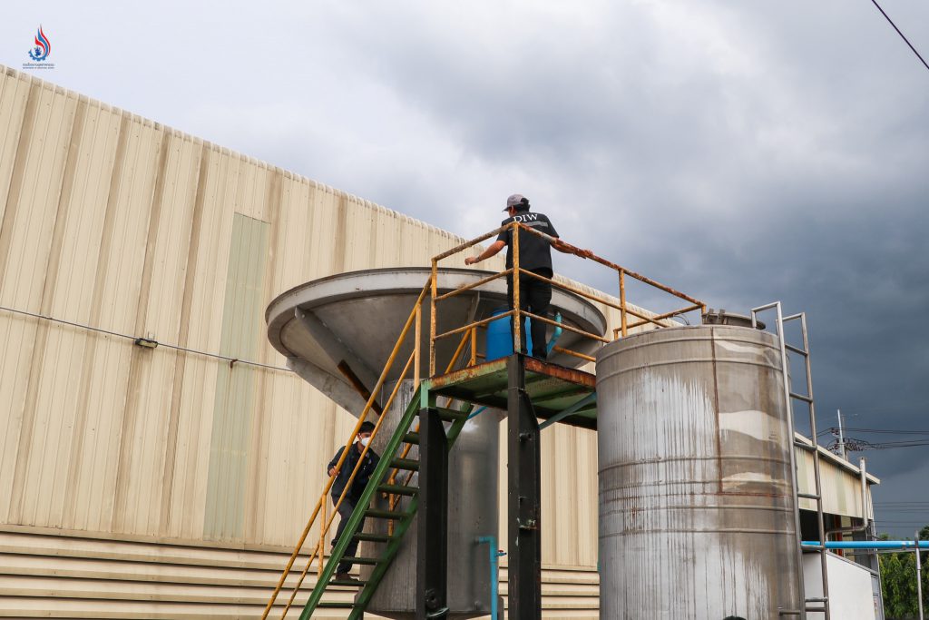 ขณะตรวจสอบไม่พบการระบายน้ำออกสู่ภายนอก แต่พบร่องรอยน้ำเสียขังอยู่ใกล้ช่องท่อระบายน้ำฝน ซึ่งอาจมีการรั่วไหลลงสู่ท่อระบายน้ำฝนและไหลออกสู่ภายนอกโรงงาน