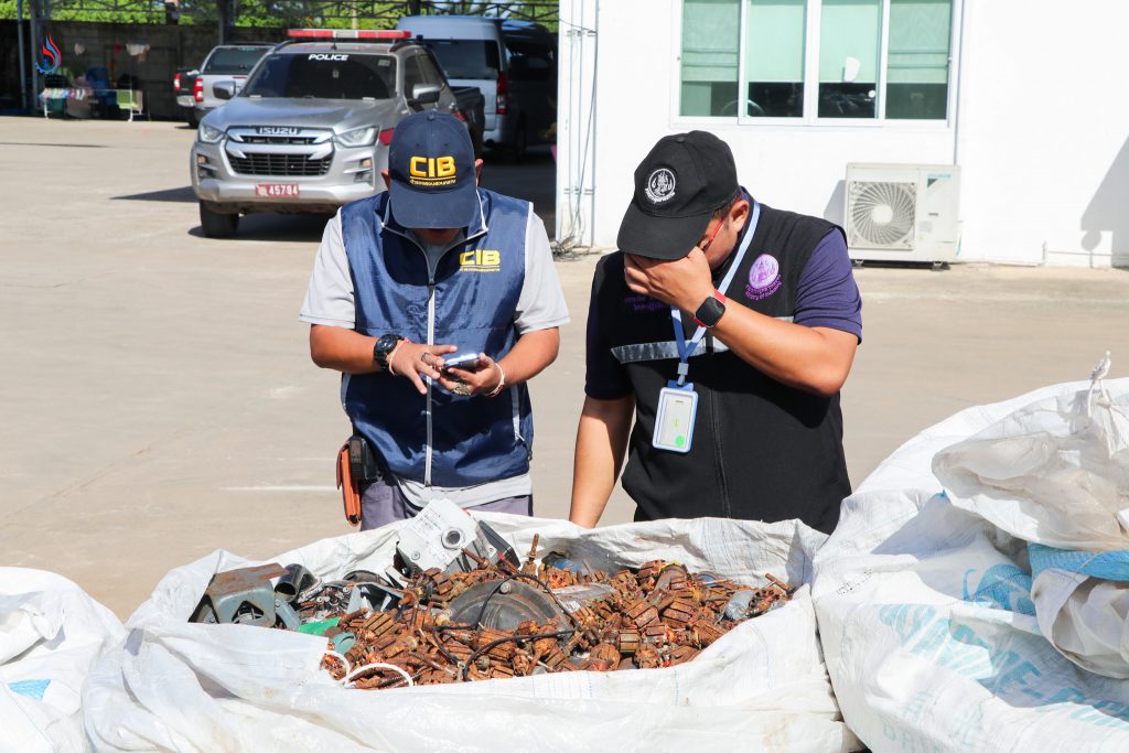 กระทรวงอุตสาหกรรม และ บก.ปทส. ลงพื้นที่เข้าตรวจสอบโรงงาน 2 แห่ง ของ บริษัท เค โอ เค รีไซเคิล แอนด์ เซอร์วิสส์ จำกัด ในอำเภอบางคล้าและอำเภอแปลงยาว จังหวัดฉะเชิงเทรา ภายหลังการจับกุมขบวนการลักลอบขนย้ายกากอุตสาหกรรมของกลางที่ยึดอายัดได้สำเร็จ และมีหลักฐานเชื่อมโยงการเคลื่อนย้ายของกลางดังกล่าวมาซุกซ่อนในโรงงานปลายทางแห่งนี้