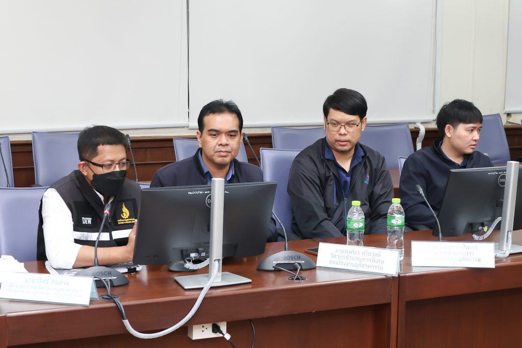 กรมโรงงานอุตสาหกรรม บรรยายในหัวข้อ “แนวทางการตรวจสอบโรงงานและบังคับใช้กฎหมายในการควบคุมมลพิษจากกากอุตสาหกรรม” โดยแลกเปลี่ยนองค์ความรู้และประสบการณ์ด้านการปฏิบัติงานลงพื้นที่ตรวจสอบโรงงานและการบังคับใช้กฎหมายแบบเต็มรูปแบบ
